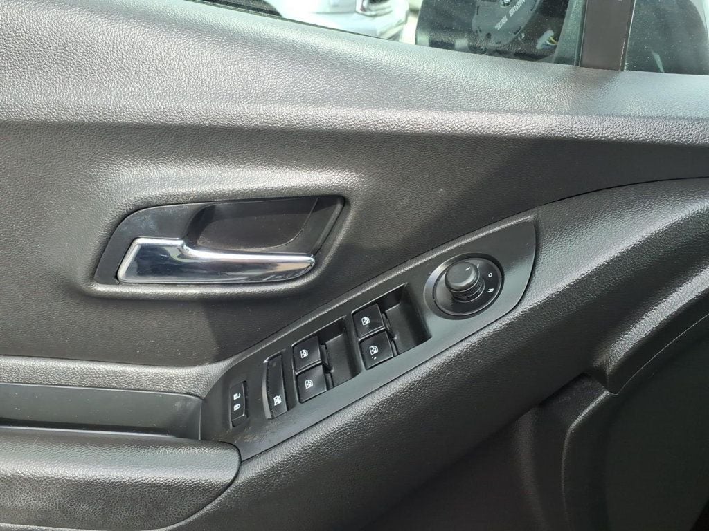 2020 Chevrolet Trax FWD 4dr LS - 22999625 - 14
