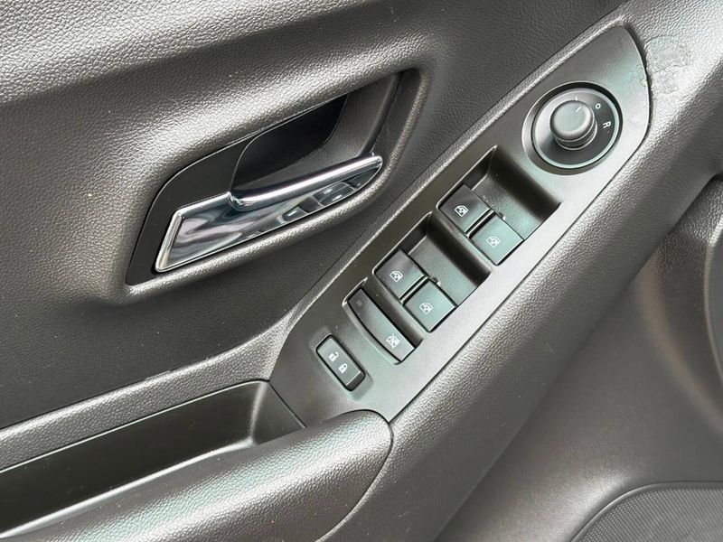 2020 Chevrolet Trax FWD 4dr LS - 22888584 - 11