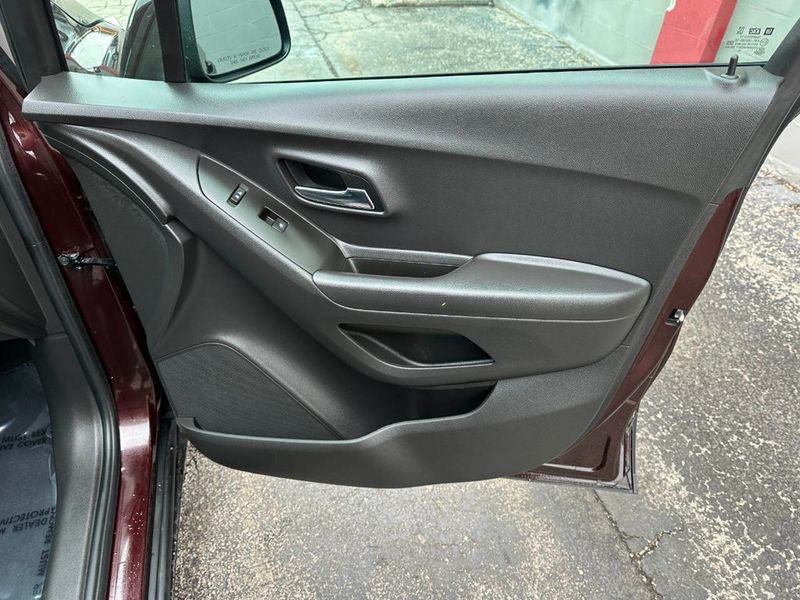 2020 Chevrolet Trax FWD 4dr LS - 22888584 - 20