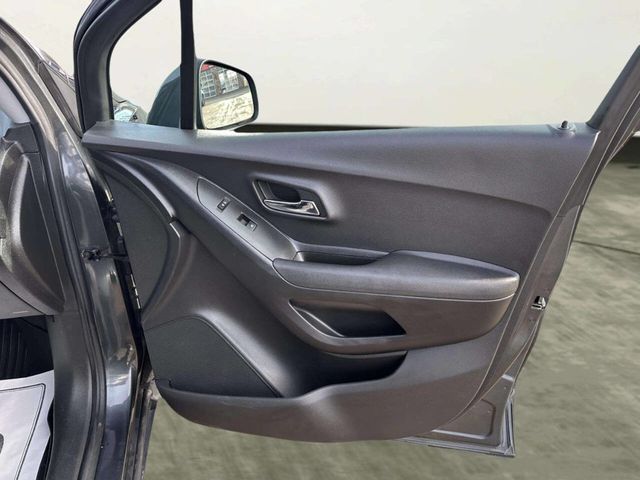 2020 Chevrolet Trax FWD 4dr LS - 22968393 - 19