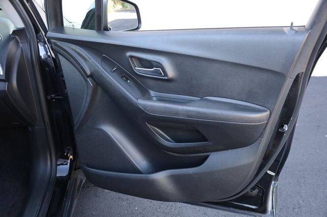 2020 Chevrolet Trax FWD 4dr LS - 22879963 - 25