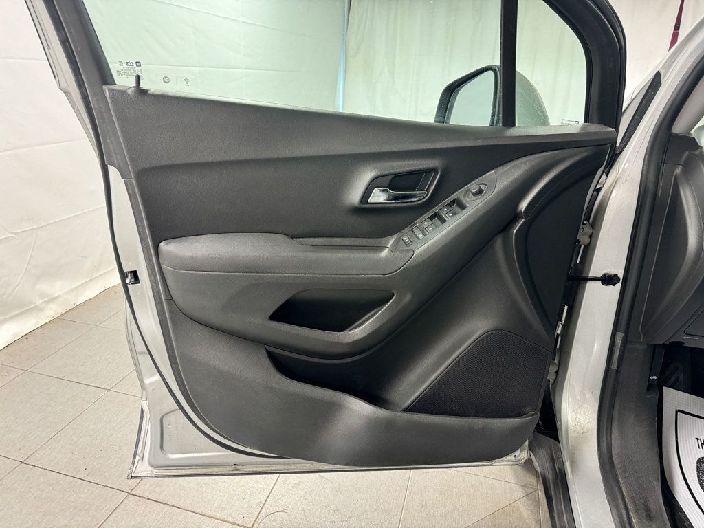 2020 Chevrolet Trax LS - 22957257 - 11