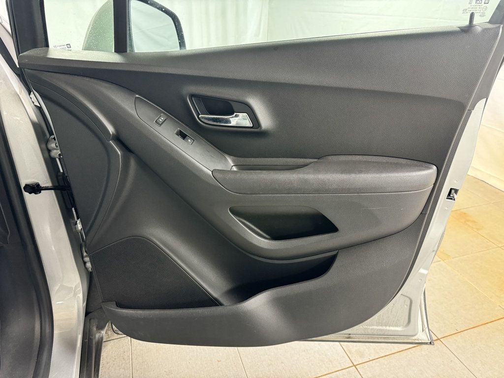 2020 Chevrolet Trax LS - 22957257 - 14