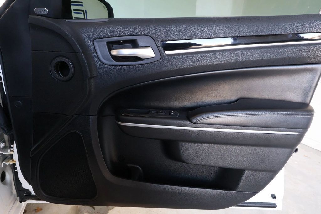 2020 Chrysler 300 300 S, 5.7L V8, SPOILER, 20" BLACKOUT WHEELS, ALPINE SOUND, BT!! - 22935445 - 39