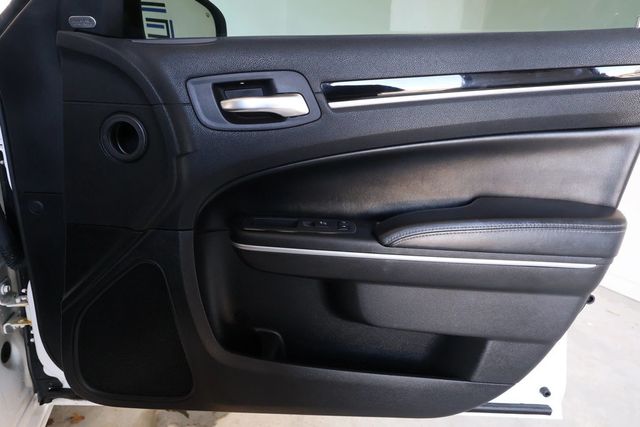 2020 Chrysler 300 300 S, 5.7L V8, SPOILER, 20" BLACKOUT WHEELS, ALPINE SOUND, BT!! - 22935445 - 39