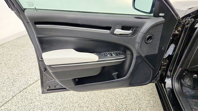 2020 Chrysler 300 300S AWD - 23043978 - 9