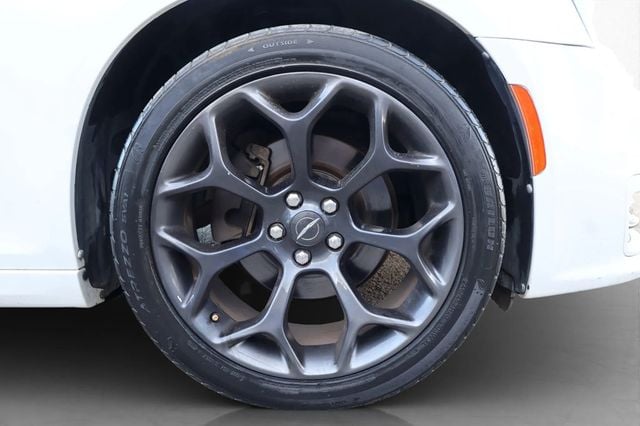 2020 Chrysler 300 300S RWD - 22935445 - 10