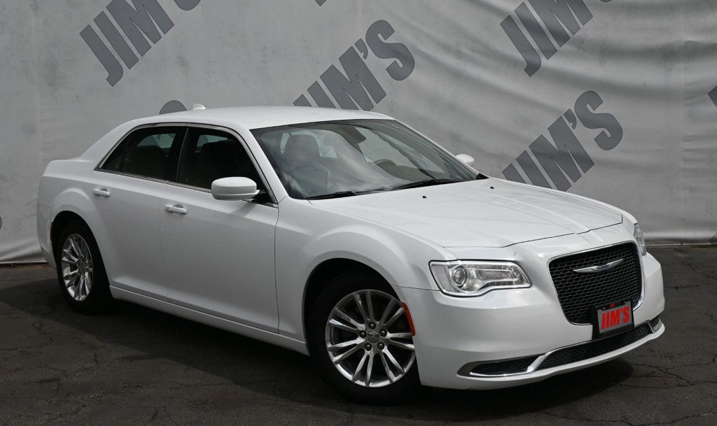 2020 Chrysler 300 Touring L photo 3