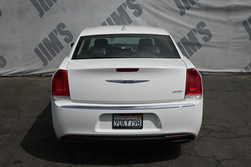 2020 Chrysler 300 Touring L photo 4