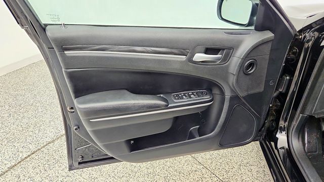 2020 Chrysler 300 Touring RWD w/ Sport Appearance Package - 23082806 - 9