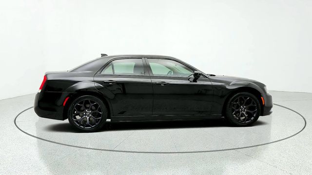 2020 Chrysler 300 Touring RWD w/ Sport Appearance Package - 23082806 - 3