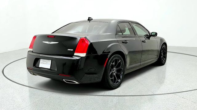 2020 Chrysler 300 Touring RWD w/ Sport Appearance Package - 23082806 - 4