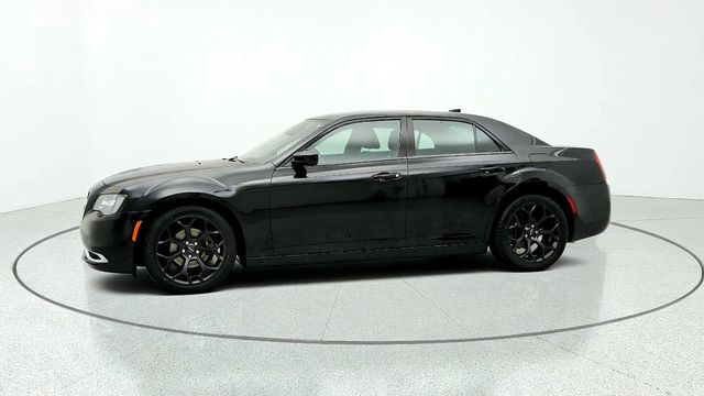 2020 Chrysler 300 Touring RWD w/ Sport Appearance Package - 23082806 - 7