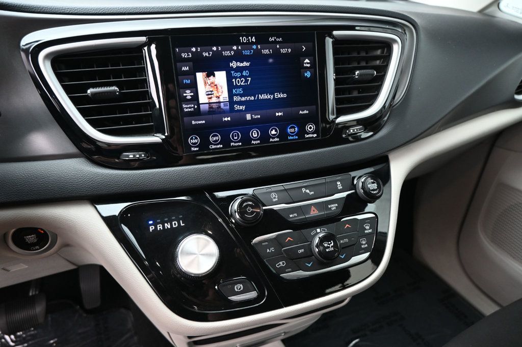 Chrysler Pacifica photo 10