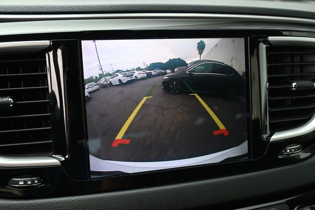 Chrysler Pacifica photo 11