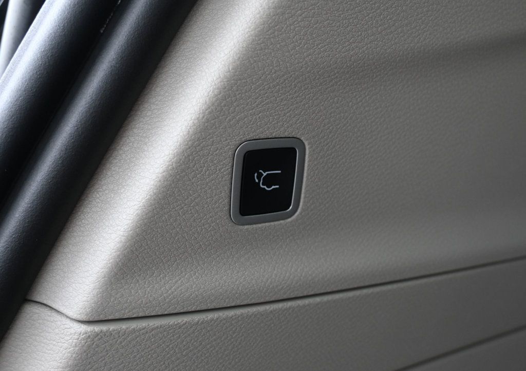Chrysler Pacifica photo 14