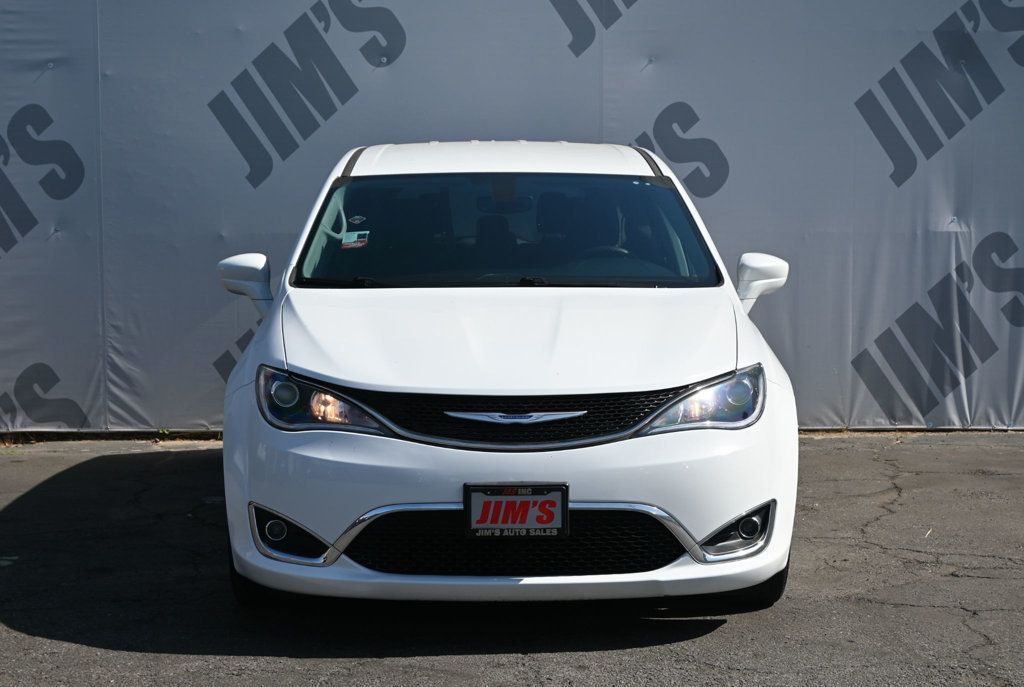 Chrysler Pacifica photo 2