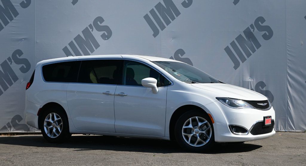 Chrysler Pacifica photo 3