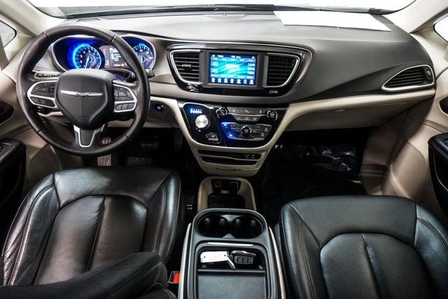2020 Chrysler Pacifica Touring L - 23056209 - 11