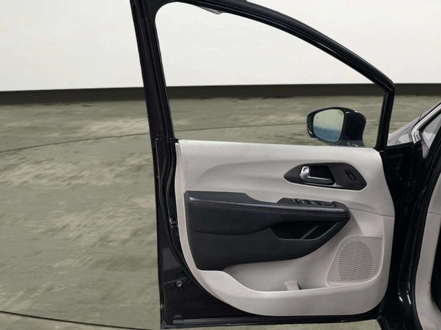 2020 Chrysler Pacifica Touring L 35th Anniversary FWD - 23011246 - 9