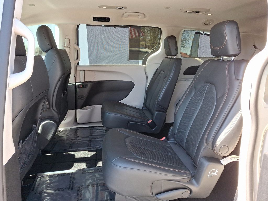 2020 Chrysler Pacifica Touring L photo 10