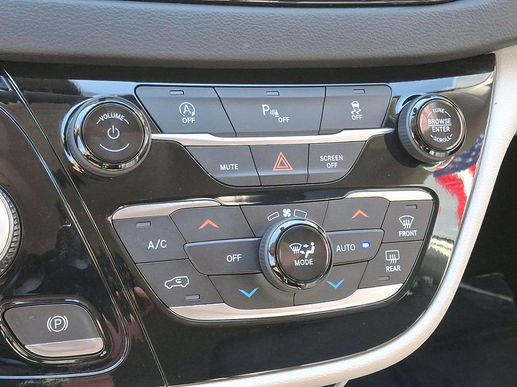 2020 Chrysler Pacifica Touring L photo 15