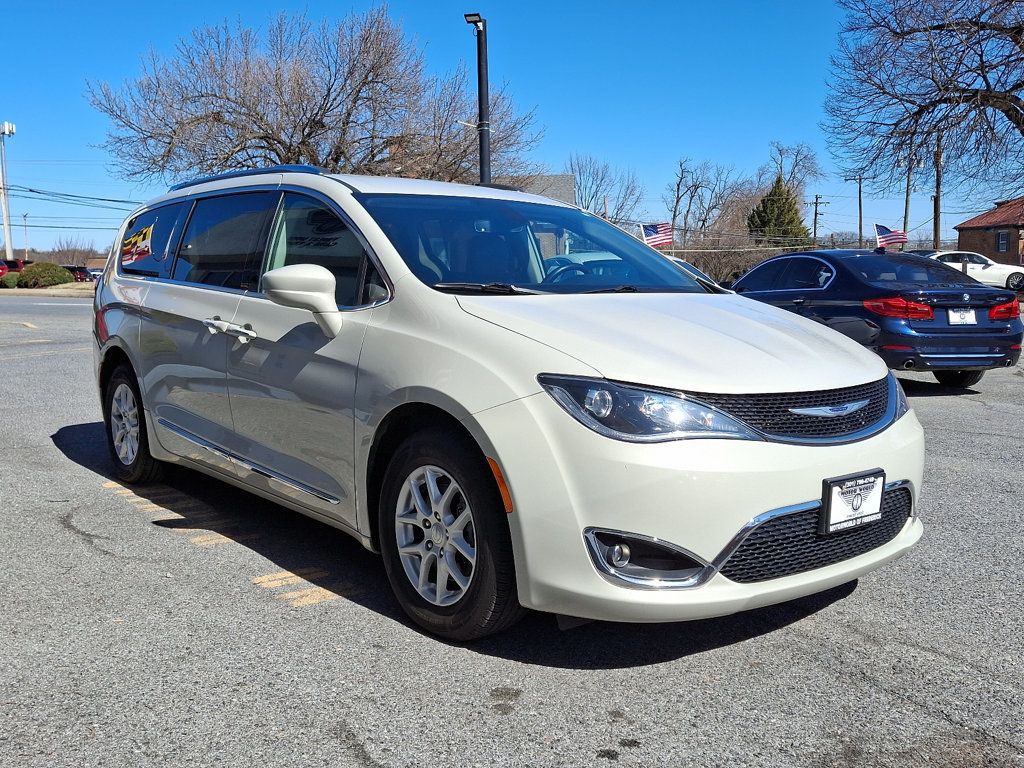 2020 Chrysler Pacifica Touring L photo 3