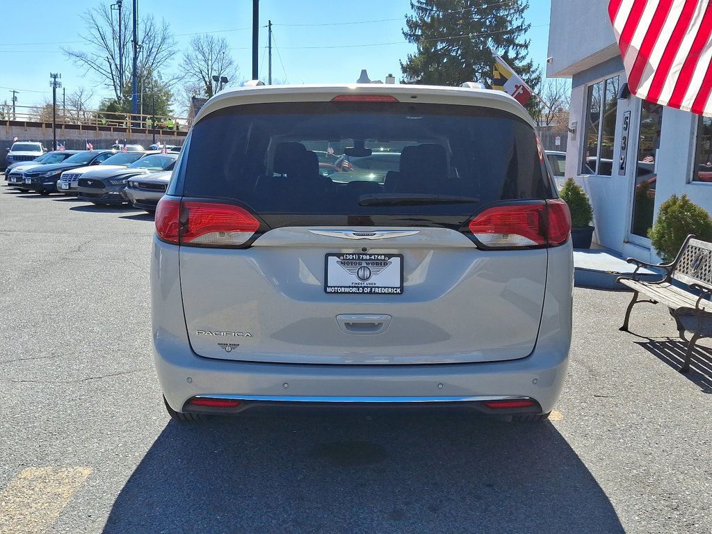 2020 Chrysler Pacifica Touring L photo 5