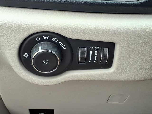 2020 Chrysler Pacifica Touring L Minivan 4D - 23010587 - 10