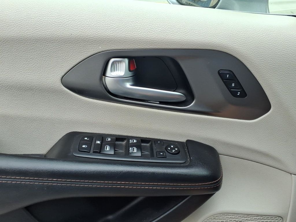 2020 Chrysler Pacifica Touring L Minivan 4D - 23010587 - 11