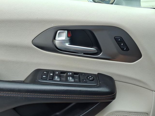 2020 Chrysler Pacifica Touring L Minivan 4D - 23010587 - 11