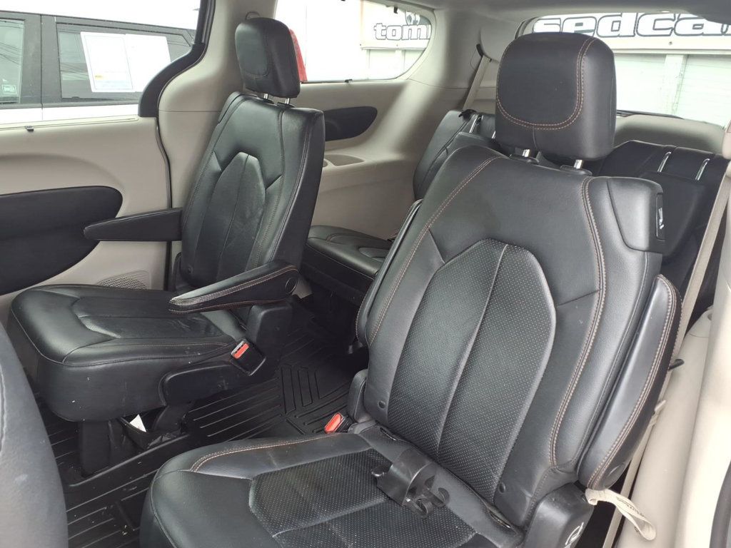 2020 Chrysler Pacifica Touring L Minivan 4D - 23010587 - 12