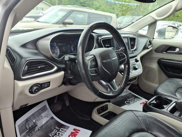 2020 Chrysler Pacifica Touring L Minivan 4D - 23010587 - 3