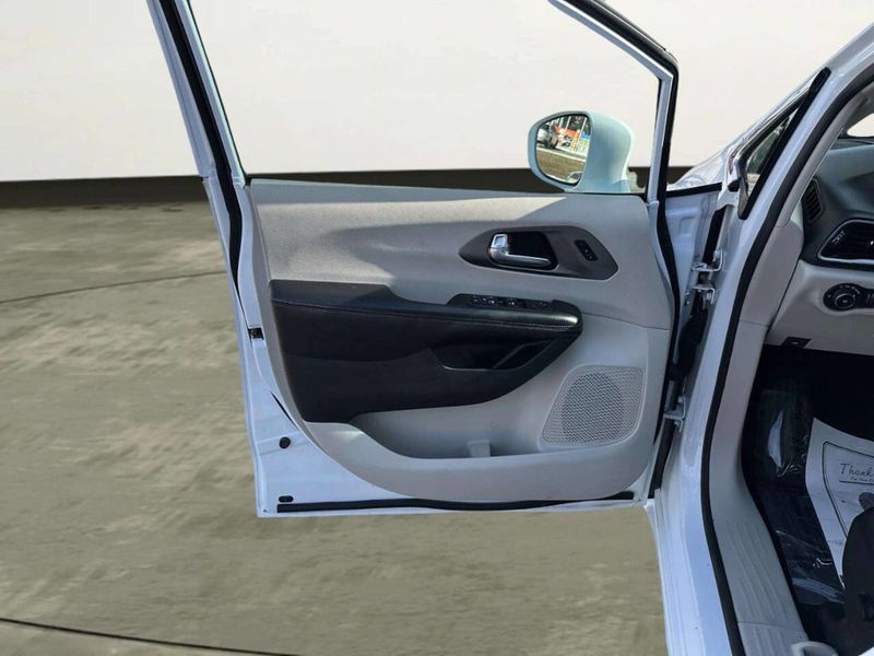 2020 Chrysler Pacifica Touring L Plus 4dr Mini Van - 22981216 - 9