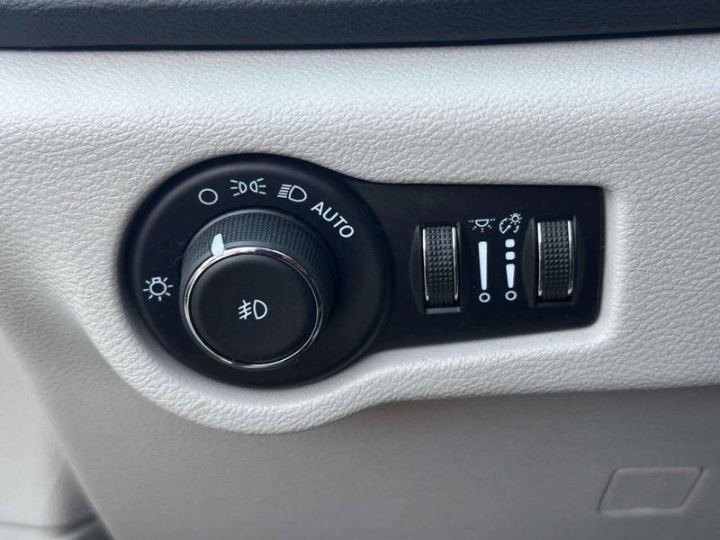 2020 Chrysler Pacifica Touring L Plus 4dr Mini Van - 23030347 - 26