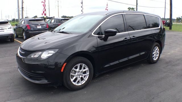 2020 Chrysler Voyager LX FWD - 22577477 - 3