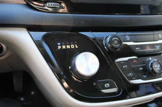 2020 Chrysler Voyager LX FWD - 22942098 - 16