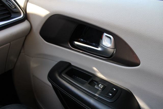 2020 Chrysler Voyager LX FWD - 22942098 - 17