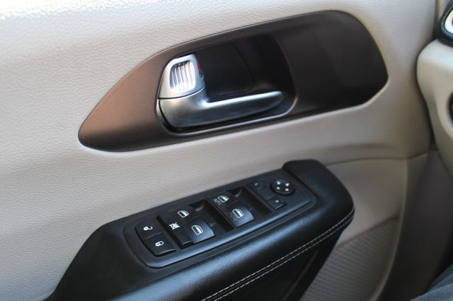 2020 Chrysler Voyager LX FWD - 22942098 - 22