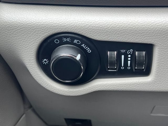 2020 Chrysler Voyager LX FWD - 22950543 - 19