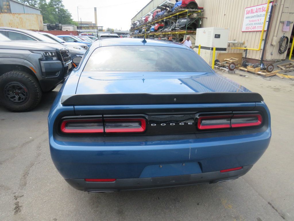 Dodge Challenger photo 6