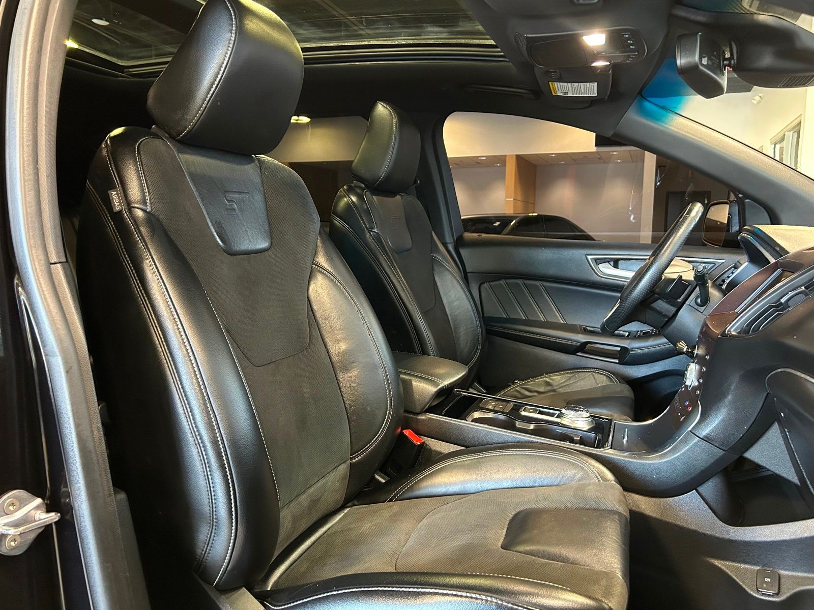 2020 Ford Edge ST photo 24