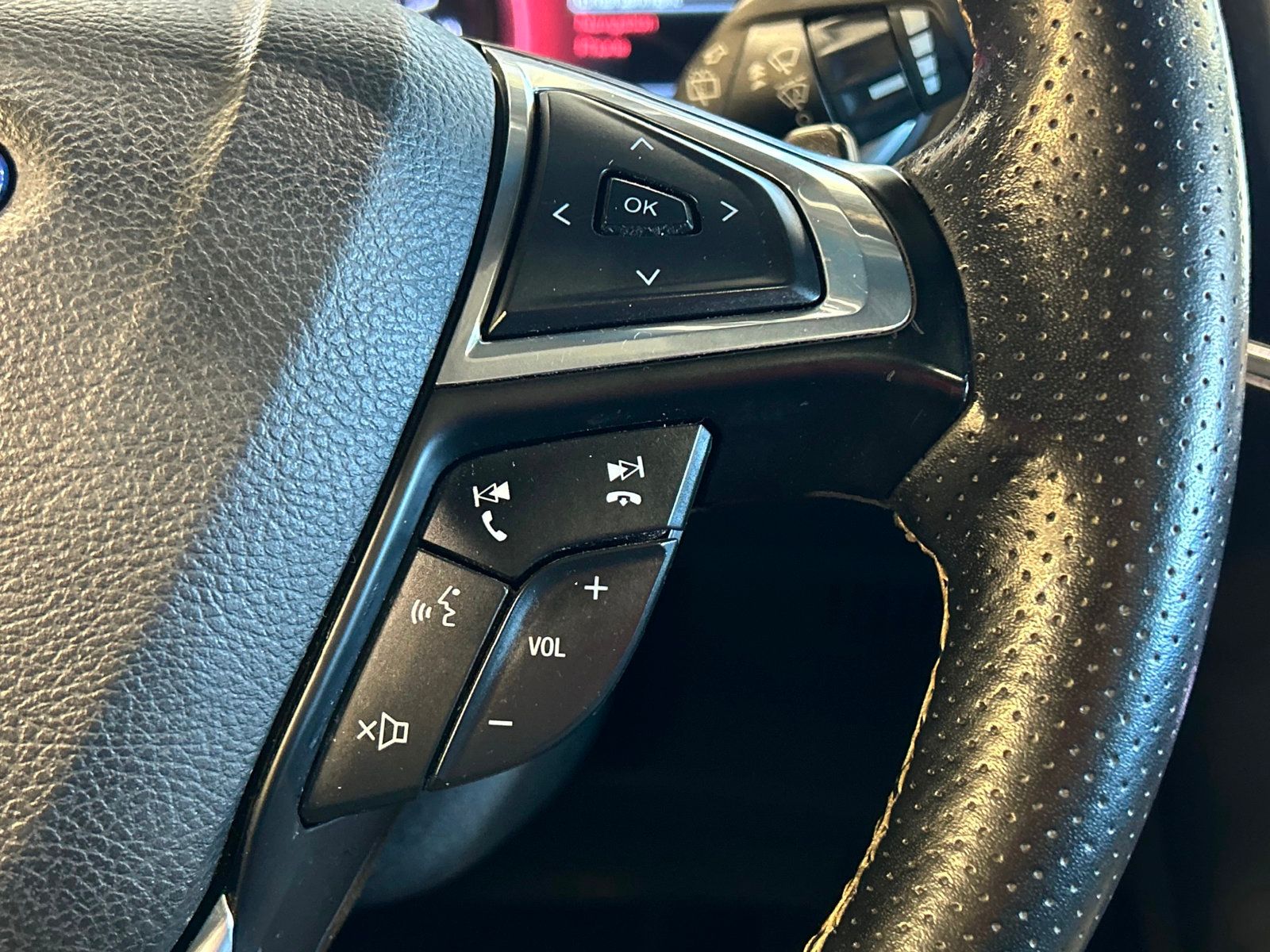 2020 Ford Edge ST photo 25