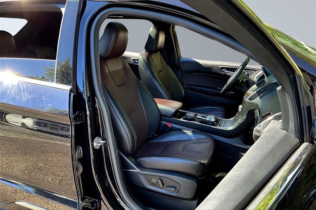 2020 Ford Edge Titanium photo 13