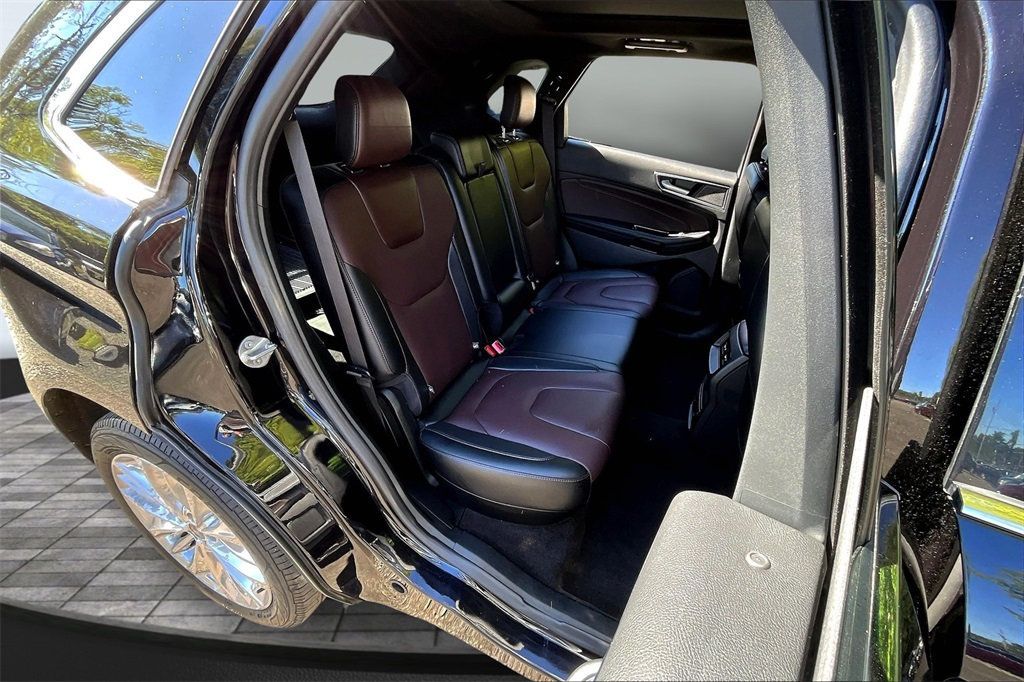 2020 Ford Edge Titanium photo 14