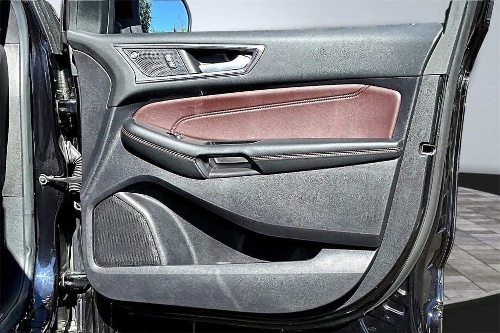 2020 Ford Edge Titanium photo 16