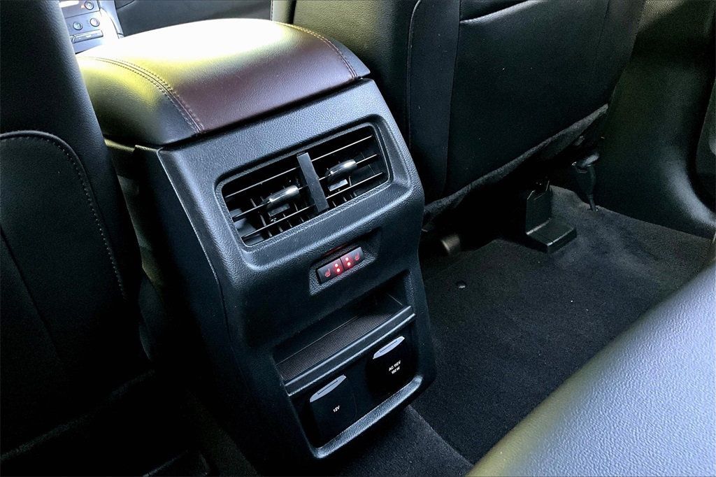 2020 Ford Edge Titanium photo 32