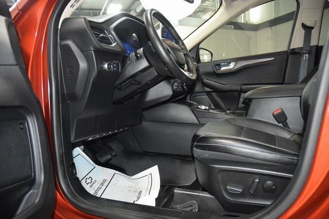 2020 Ford Escape Titanium AWD - 22902859 - 38