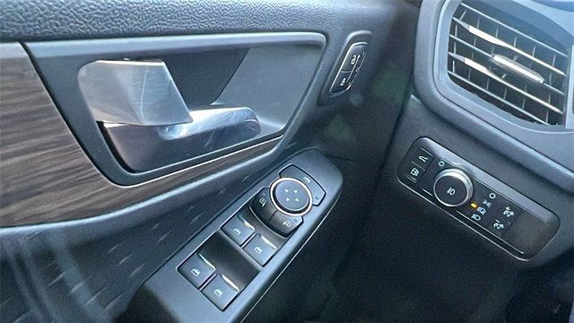 2020 Ford Escape Titanium Hybrid AWD - 22921105 - 32