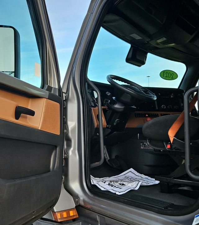 2020 Freightliner Cascadia Cascadia 126 - 22982778 - 3